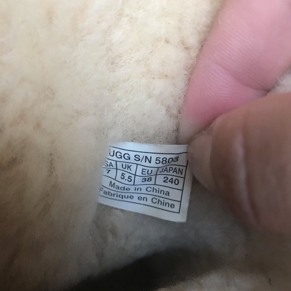 Uggs Boots. Bailey Button. 7 US. - Picture 6 of 7